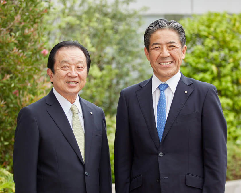 長谷川香料株式会社 代表取締役会長（CEO）海野隆雄（左）と代表取締役社長（COO）長谷川研治（右）